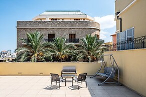 Pink & Blondie ApartHotel - by Loginn