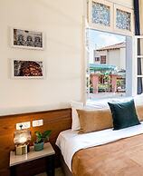 Pink & Blondie ApartHotel - by Loginn