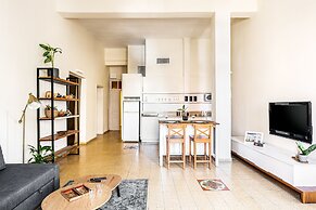 Pink & Blondie ApartHotel - by Loginn