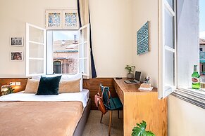 Pink & Blondie ApartHotel - by Loginn