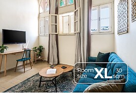 Pink & Blondie ApartHotel - by Loginn