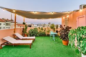 Pink & Blondie ApartHotel - by Loginn