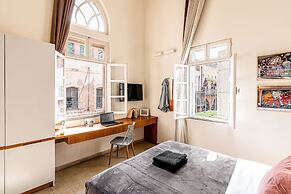 Pink & Blondie ApartHotel - by Loginn