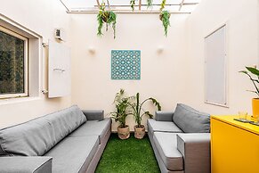 Pink & Blondie ApartHotel - by Loginn