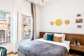 Pink & Blondie ApartHotel - by Loginn