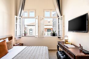 Pink & Blondie ApartHotel - by Loginn