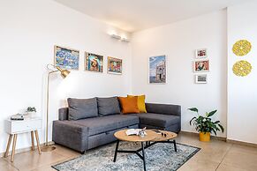 Pink & Blondie ApartHotel - by Loginn