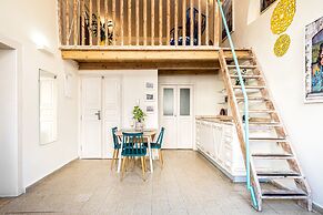 Pink & Blondie ApartHotel - by Loginn