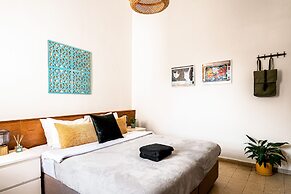 Pink & Blondie ApartHotel - by Loginn