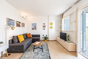 Pink & Blondie ApartHotel - by Loginn