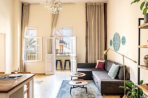 Pink & Blondie ApartHotel - by Loginn