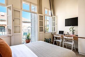 Pink & Blondie ApartHotel - by Loginn