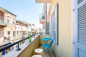 Pink & Blondie ApartHotel - by Loginn