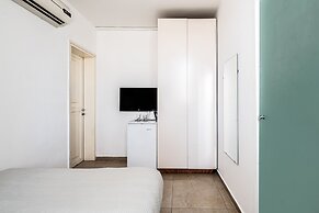 Pink & Blondie ApartHotel - by Loginn