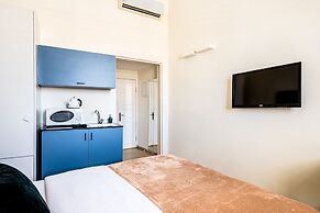 Pink & Blondie ApartHotel - by Loginn