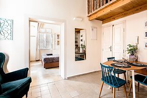 Pink & Blondie ApartHotel - by Loginn