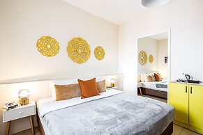 Pink & Blondie ApartHotel - by Loginn