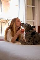 Pink & Blondie ApartHotel - by Loginn