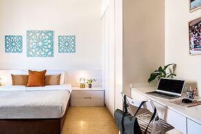 Pink & Blondie ApartHotel - by Loginn