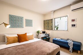 Pink & Blondie ApartHotel - by Loginn