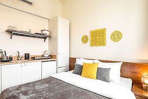 Pink & Blondie ApartHotel - by Loginn