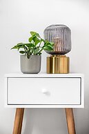 Pink & Blondie ApartHotel - by Loginn