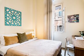 Pink & Blondie ApartHotel - by Loginn