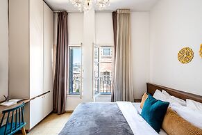 Pink & Blondie ApartHotel - by Loginn