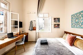 Pink & Blondie ApartHotel - by Loginn