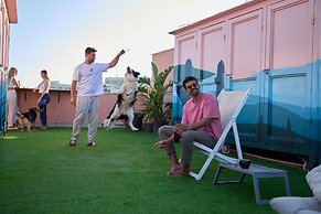 Pink & Blondie ApartHotel - by Loginn