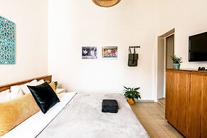 Pink & Blondie ApartHotel - by Loginn