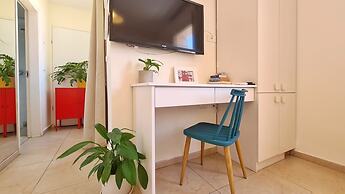 Pink & Blondie ApartHotel - by Loginn