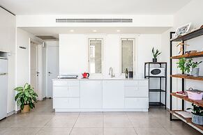 Pink & Blondie ApartHotel - by Loginn