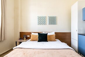 Pink & Blondie ApartHotel - by Loginn