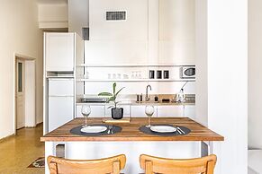 Pink & Blondie ApartHotel - by Loginn