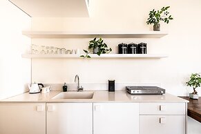 Pink & Blondie ApartHotel - by Loginn