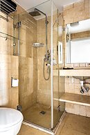 Pink & Blondie ApartHotel - by Loginn