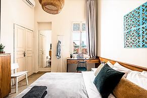 Pink & Blondie ApartHotel - by Loginn