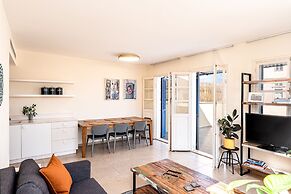 Pink & Blondie ApartHotel - by Loginn