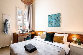 Pink & Blondie ApartHotel - by Loginn