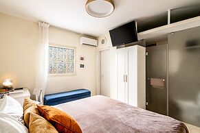 Pink & Blondie ApartHotel - by Loginn