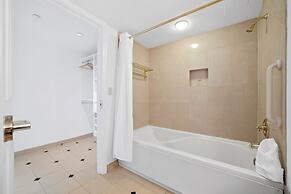 CozySuites Showboat | Bold Ocean Front Villa