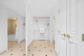 CozySuites Showboat | Bold Ocean Front Villa