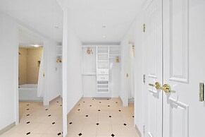 CozySuites at Showboat Bold Beachfront Condo