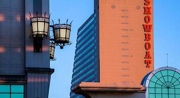 CozySuites at Showboat Bold Beachfront Condo