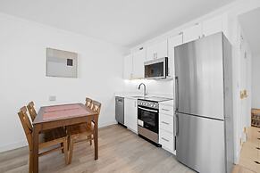 Cozysuites at Showboat Bold 2BR 3BA Beachfront Retreat