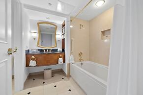 Cozysuites at Showboat Bold 2BR 3BA Beachfront Retreat