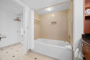 Cozysuites at Showboat Bold 2BR 3BA Beachfront Retreat