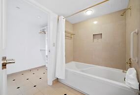 2BR 3BA Beachfront Condo CozySuites at Showboat