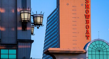 Spacious Boardwalk 2BR 3BA Condo by Cozysuites